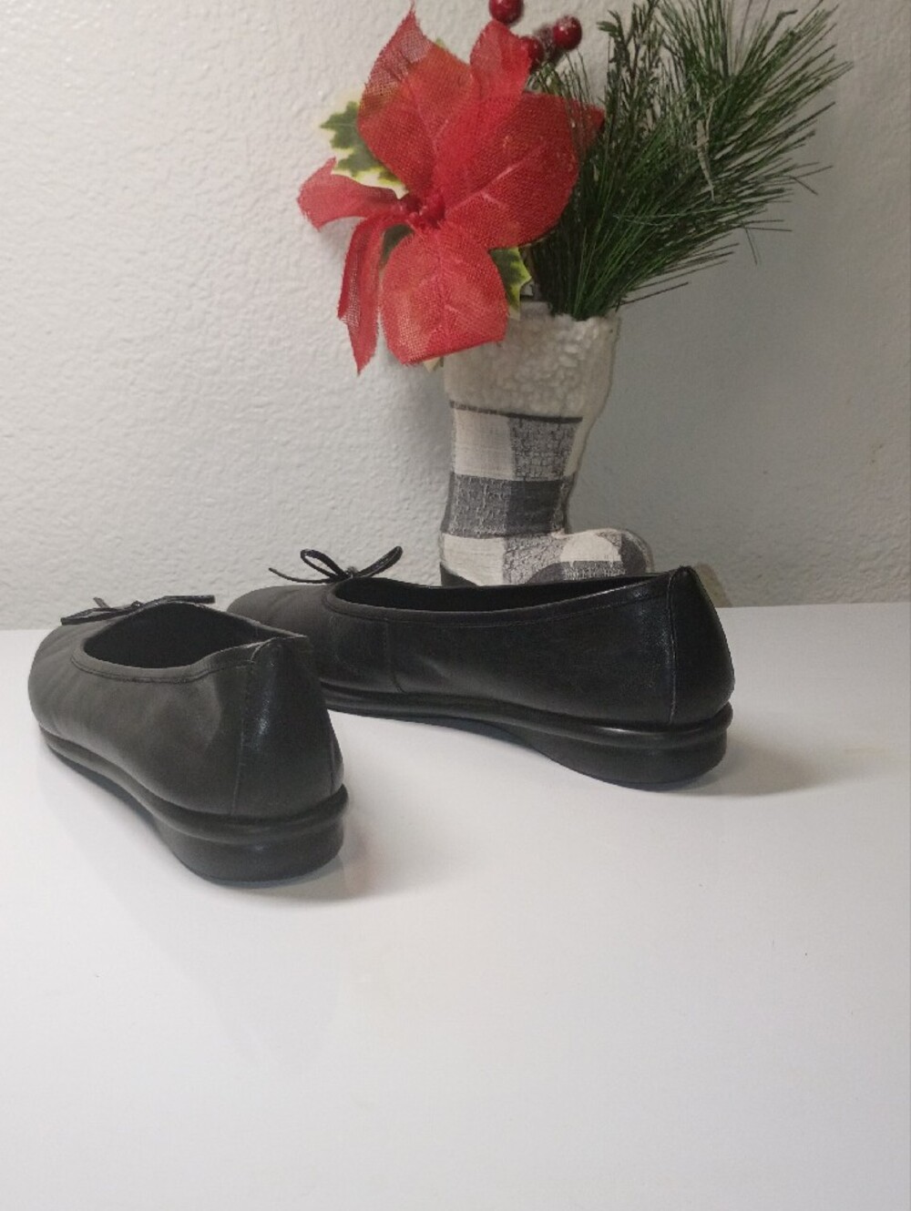 Classic Black Leather Ballet Flats with Bow Detail - Picture 7 of 8